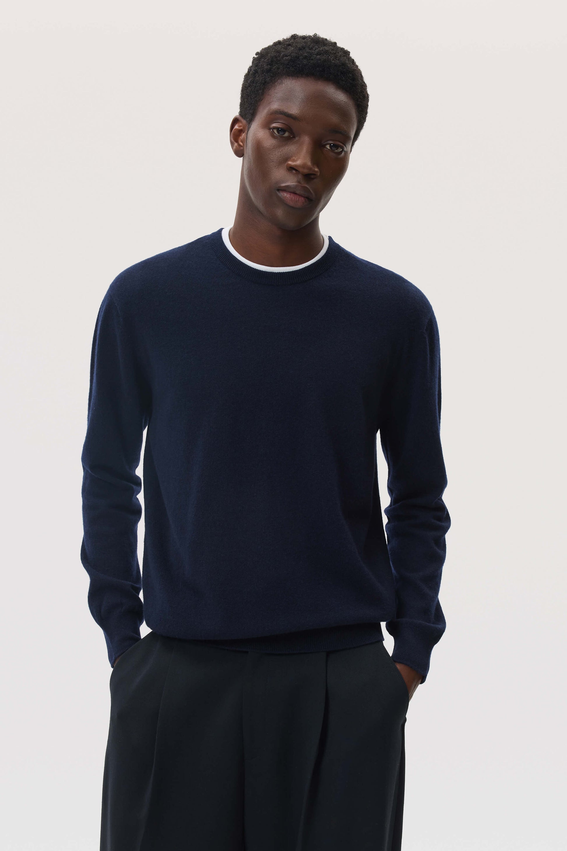 Johnstons of Elgin SS25 Men's Knitwear Dark Navy Cashmere Crew Neck Jumper KAI05265SD7286