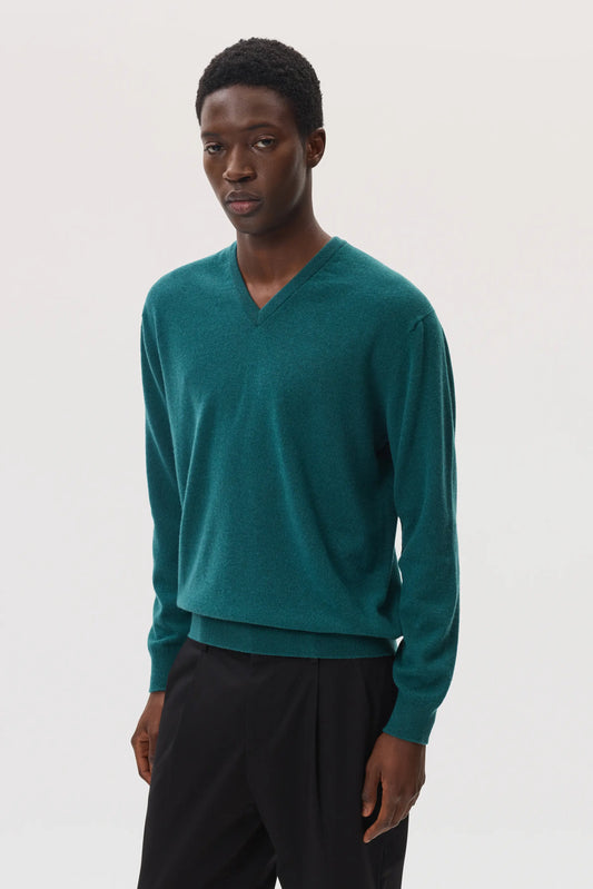 Model wearing Johnstons of Elgin SS25 Men's Knitwear Emerald Classic Cashmere V Neck Sweater against white background KAI05266SC4524