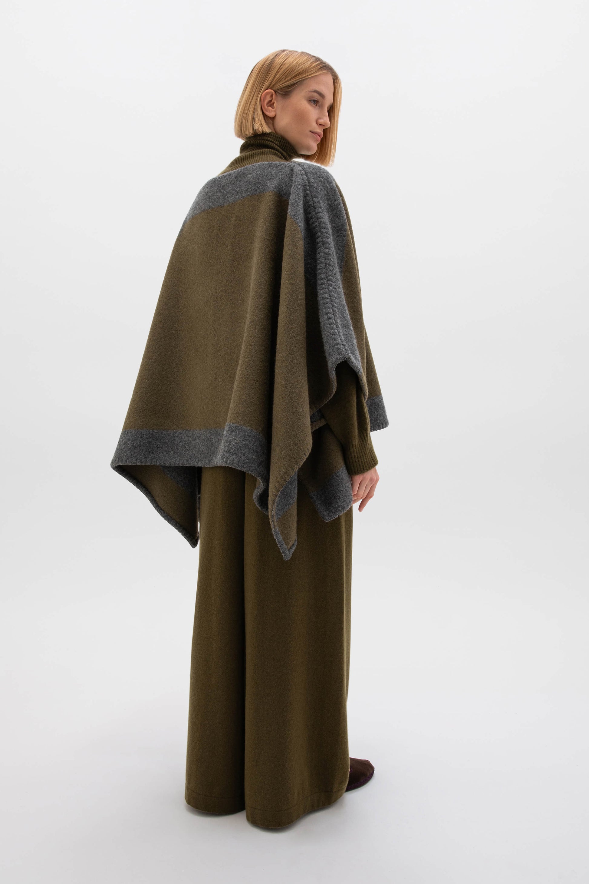 Johnstons of Elgin AW24 Woven Accessory Olive & Grey Blanket Stitched Boatneck Poncho TD000443RU7538ONE