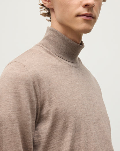 MODEL WEARING JOHNSTONS OF ELGIN MENS SUPERFINE FIN ROLL COLLAR GREY 100% SUPERFINE CASHMERE KAI05333HB0273