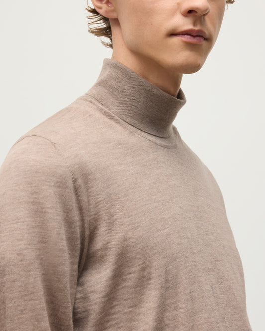 MODEL WEARING JOHNSTONS OF ELGIN MENS SUPERFINE FIN ROLL COLLAR GREY 100% SUPERFINE CASHMERE KAI05333HB0273