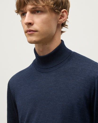 MODEL WEARS JOHNSTONS OF ELGIN MENS SUPERFINE FIN ROLL COLLAR NAVY 100% SUPERFINE CASHMERE   KAI05333HD7350