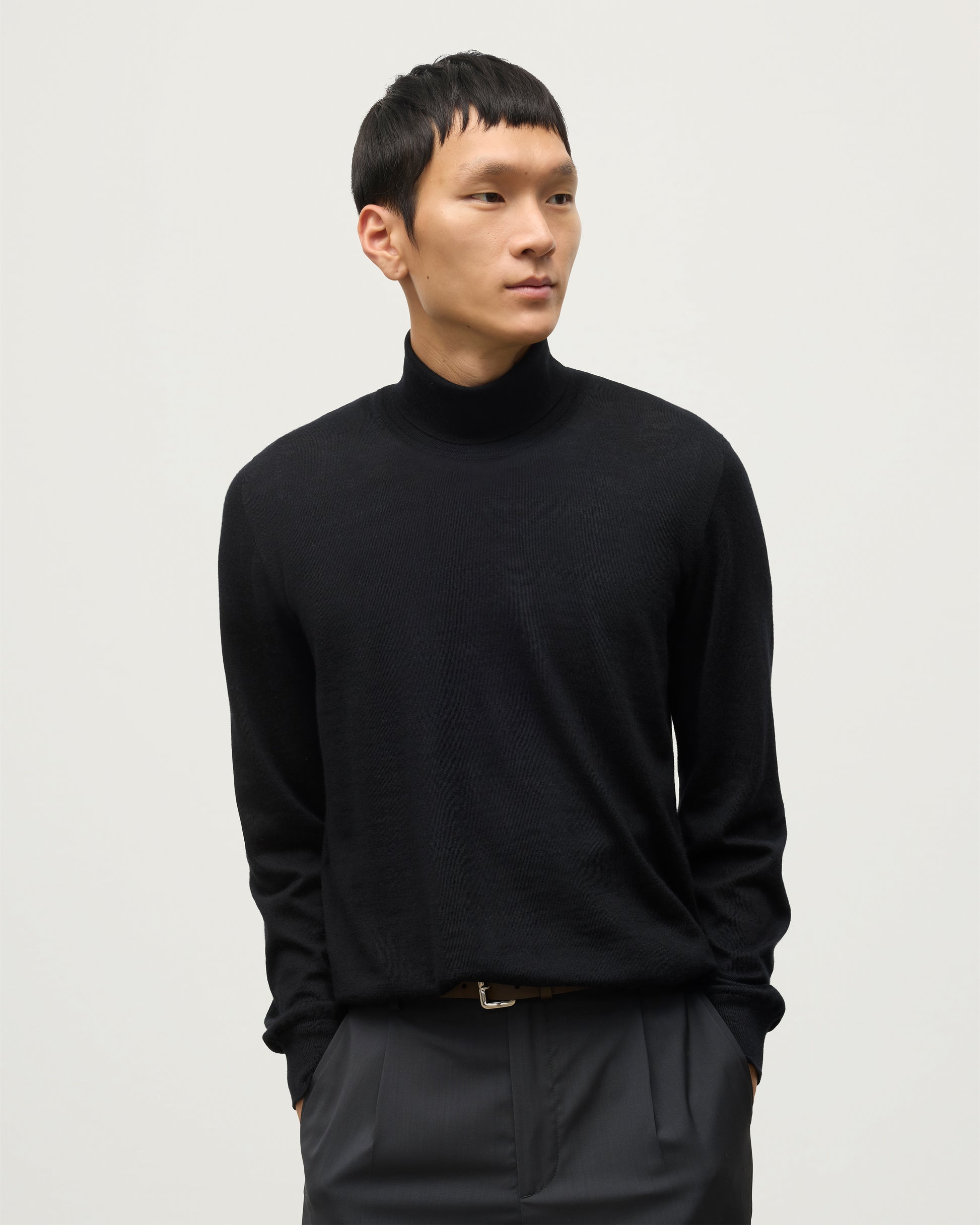 JOHNSTONS OF ELGIN MENS SUPERFINE FIN ROLL COLLAR BLACK 100% SUPERFINE CASHMERE KAI05333SA7146