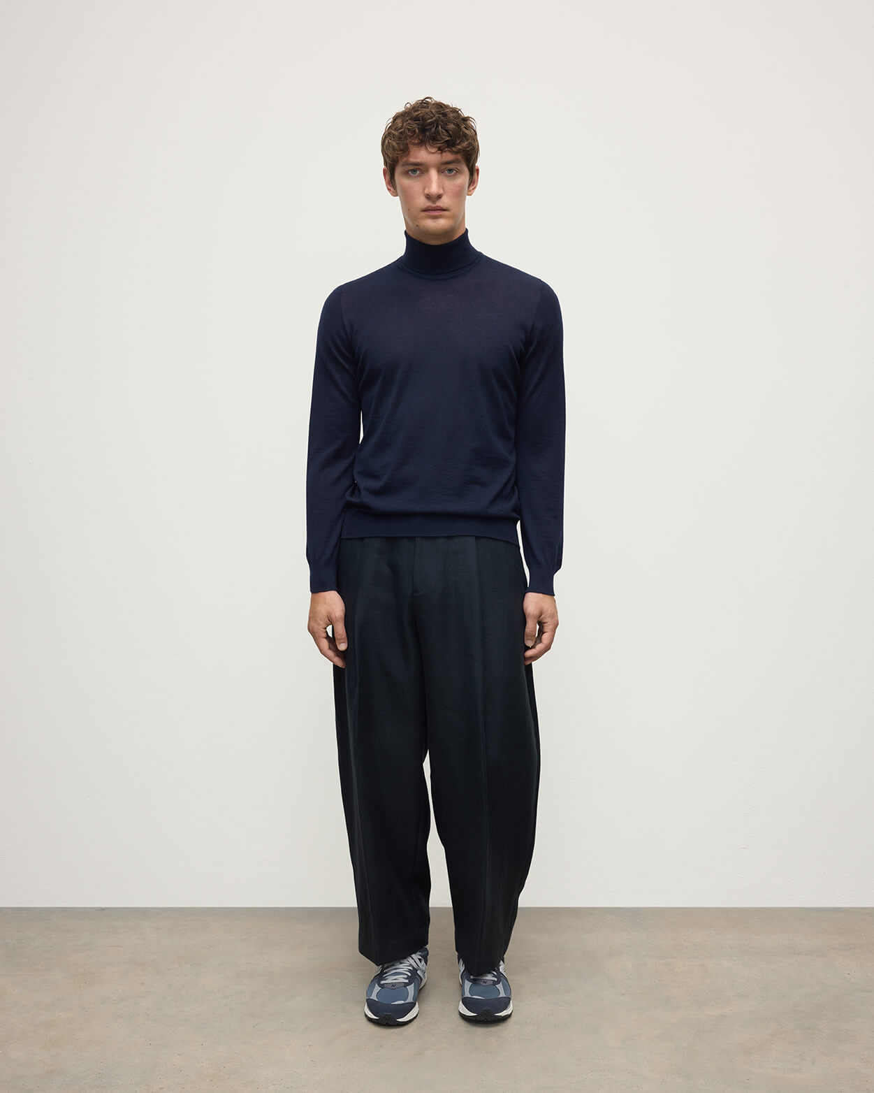 Johnstons of Elgin Men's Superfine Cashmere Roll Neck Sweater in Navy KAI05333SD7600