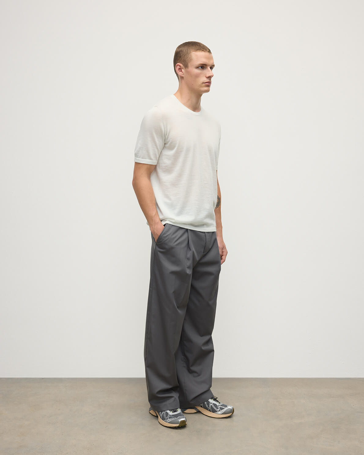 Johnstons of Elgin AW25 Men's Knitwear Zinc White Superfine Cashmere White T-Shirt KAI05595HA0327