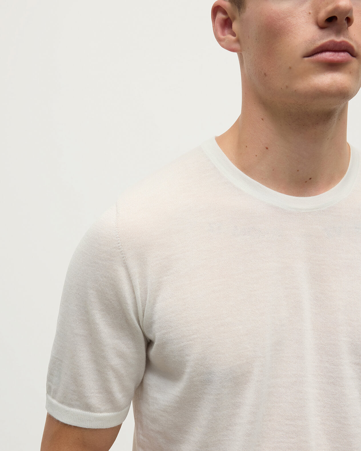 Johnstons of Elgin AW25 Men's Knitwear Zinc White Superfine Cashmere White T-Shirt KAI05595HA0327