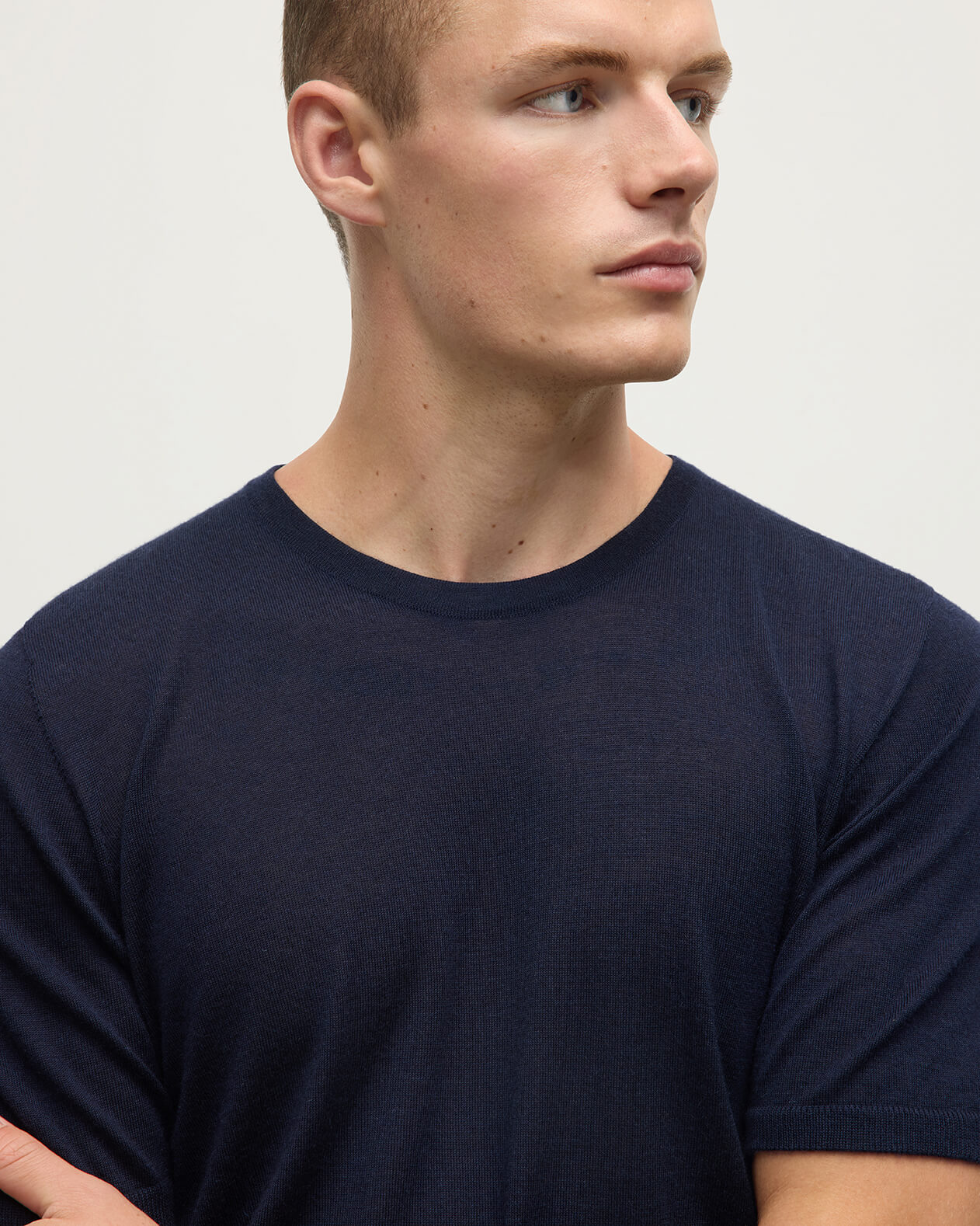 Johnstons of Elgin AW25 Men's Knitwear Dark Navy Navy Superfine Cashmere T-Shirt KAI05595SD7600