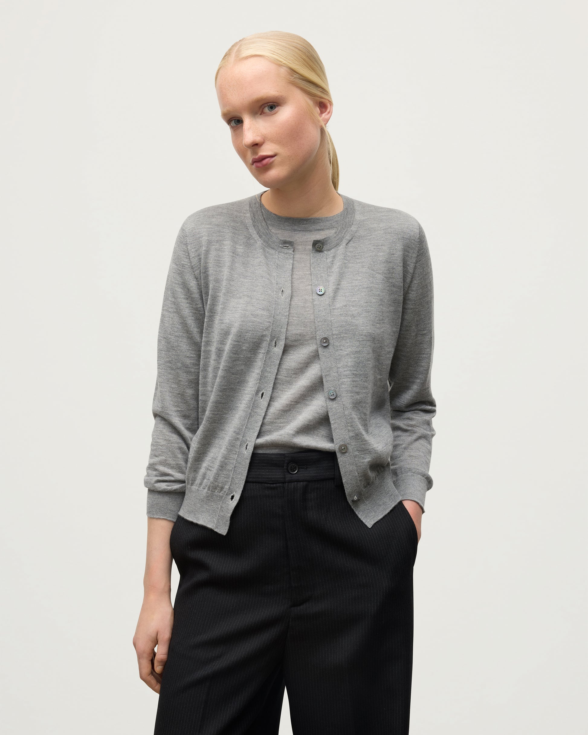 MODEL WEARING JOHNSTONS OF ELGIN WOMENS HONOR CREW CARDIGAN GREY 100% SUPERFINE CASHMERE KAI05708HA4253