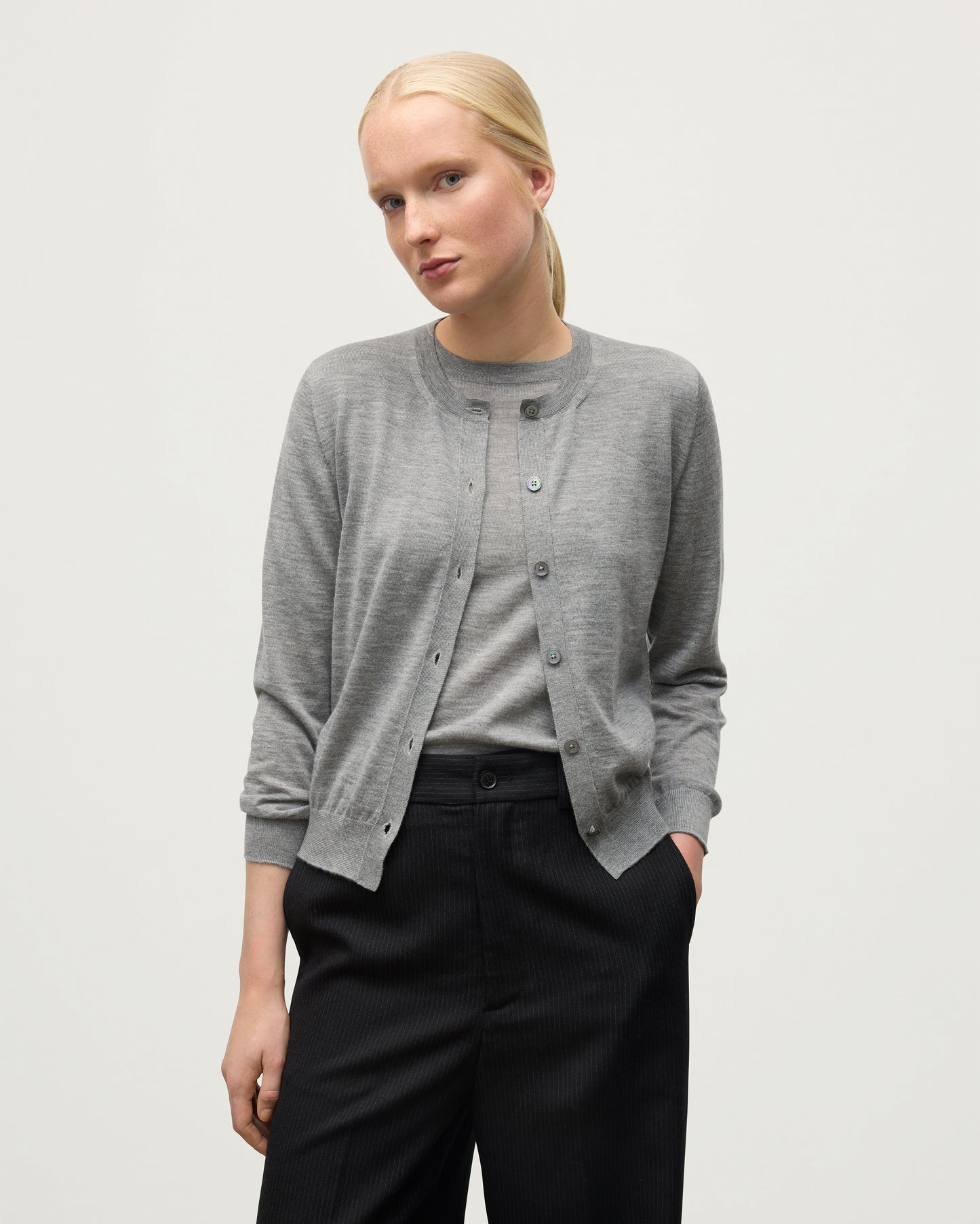 MODEL WEARING JOHNSTONS OF ELGIN WOMENS HONOR CREW CARDIGAN GREY 100% SUPERFINE CASHMERE KAI05708HA4253