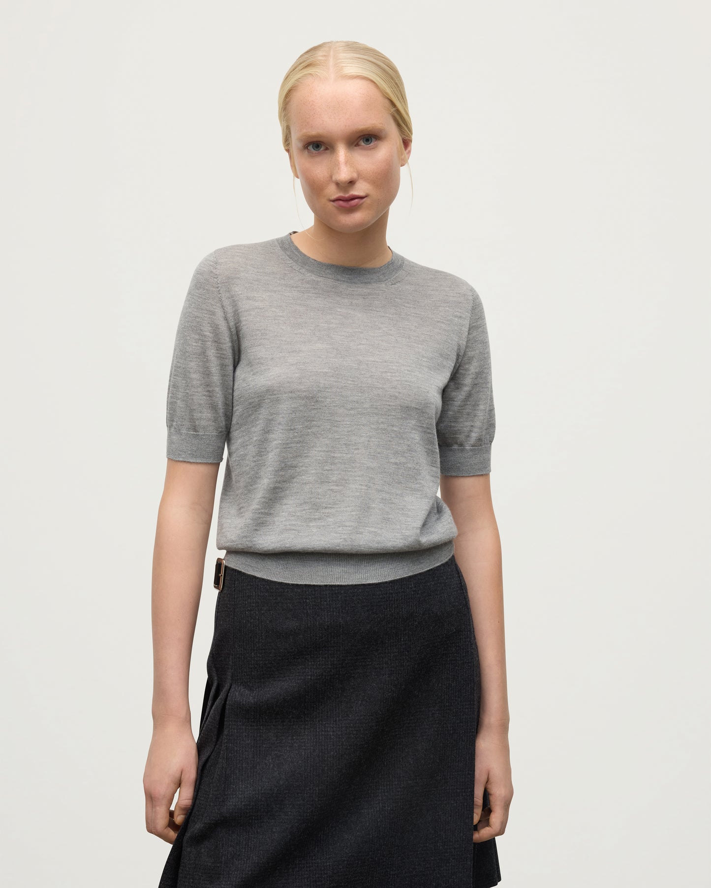 MODEL WEARS JOHNSTONS OF ELGIN WOMENS HONOR SHORT SLEEVE CREW GREY 100% SUPERFINE CASHMERE KAI05712HA4253