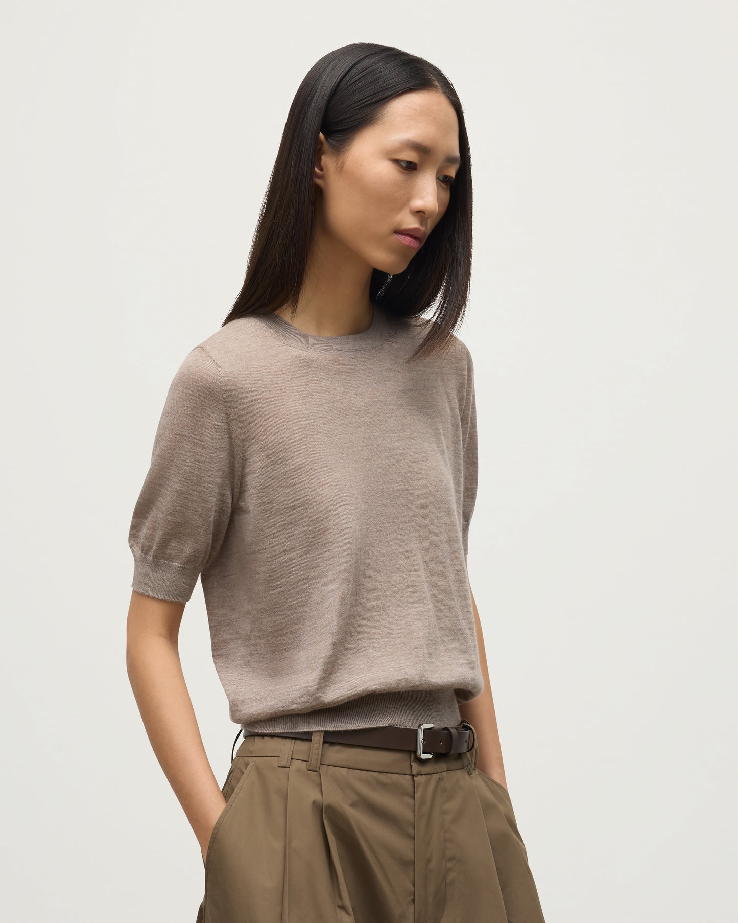 MODEL WEARING JOHNSTONS OF ELGIN WOMENS HONOR SHORT SLEEVE CREW LIGHT BROWN 100% SUPERFINE CASHMERE KAI05712HB0273
