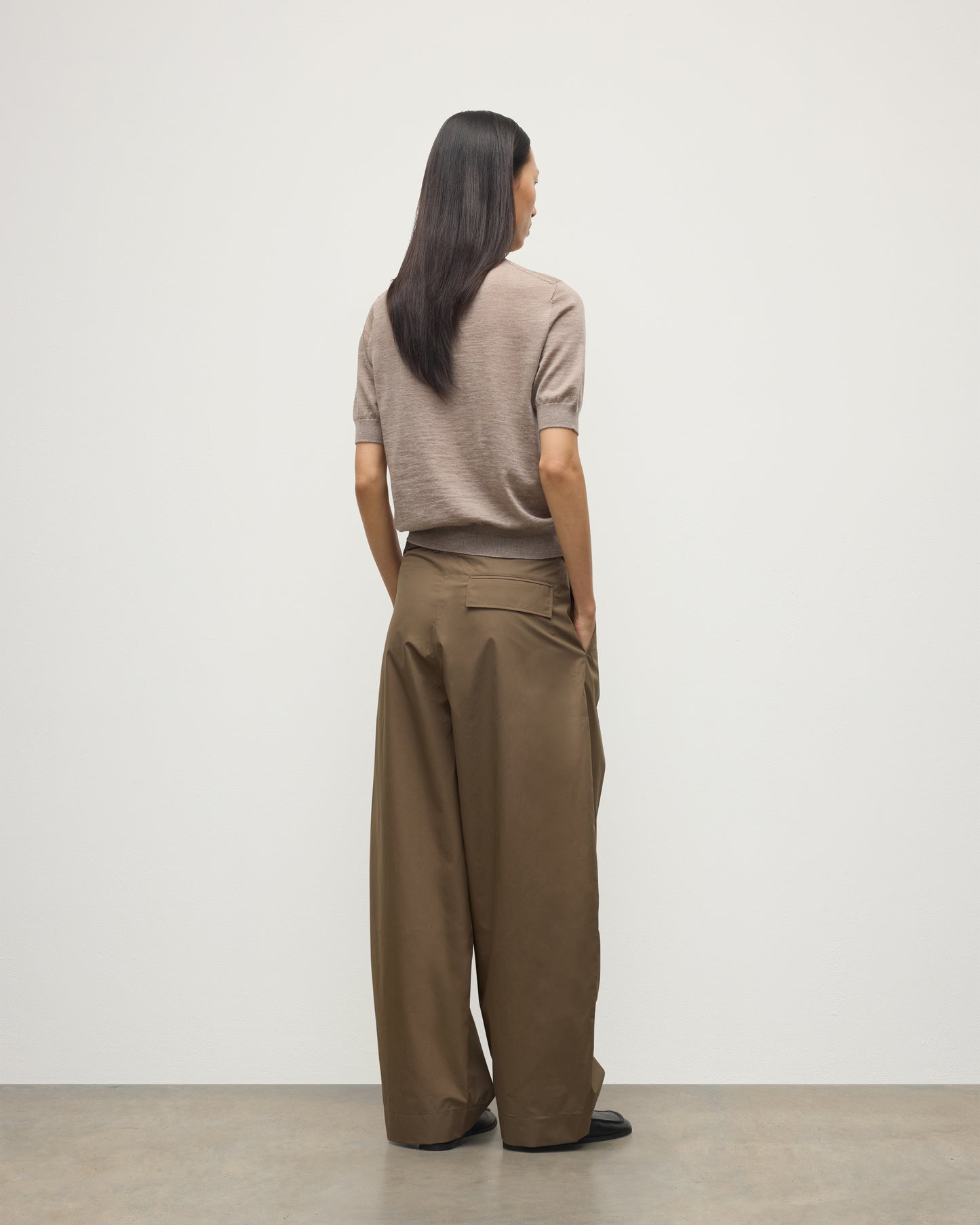 MODEL WEARING JOHNSTONS OF ELGIN WOMENS HONOR SHORT SLEEVE CREW LIGHT BROWN 100% SUPERFINE CASHMERE WITH BROWN WIDE LEG TROUSER KAI05712HB0273