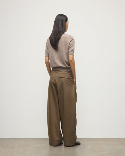 MODEL WEARING JOHNSTONS OF ELGIN WOMENS HONOR SHORT SLEEVE CREW LIGHT BROWN 100% SUPERFINE CASHMERE WITH BROWN WIDE LEG TROUSER KAI05712HB0273
