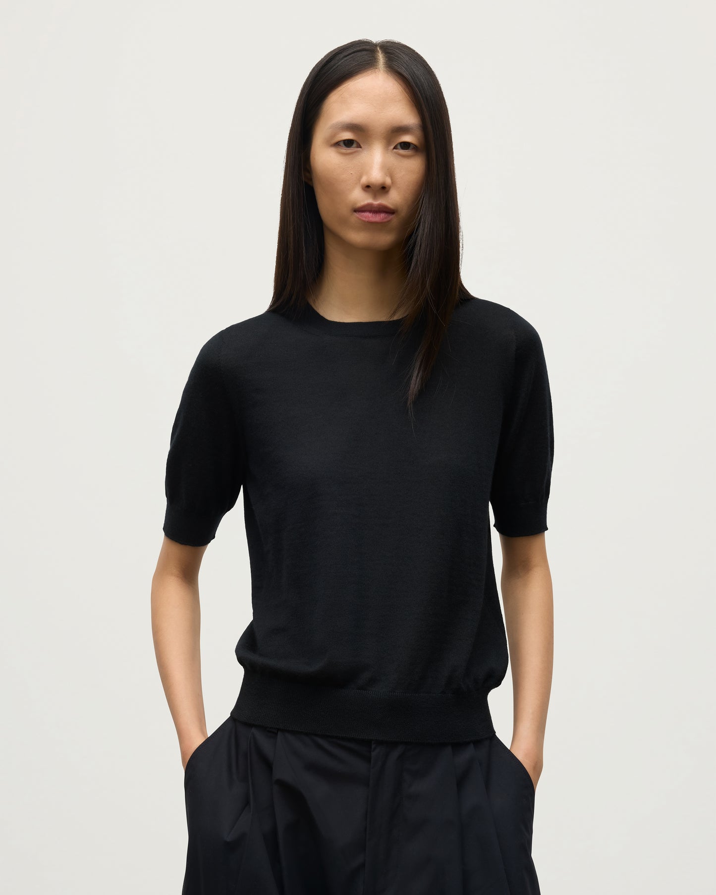 MODEL WEARS JOHNSTONS OF ELGIN WOMENS HONOR SHORT SLEEVE CREW BLACK 100% SUPERFINE CASHMERE KAI05712SA7146