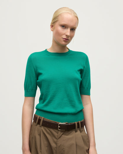 MODEL WEARS JOHNSTONS OF ELGIN WOMENS HONOR SHORT SLEEVE CREW GREEN 100% SUPERFINE CASHMERE KAI05712SC4714