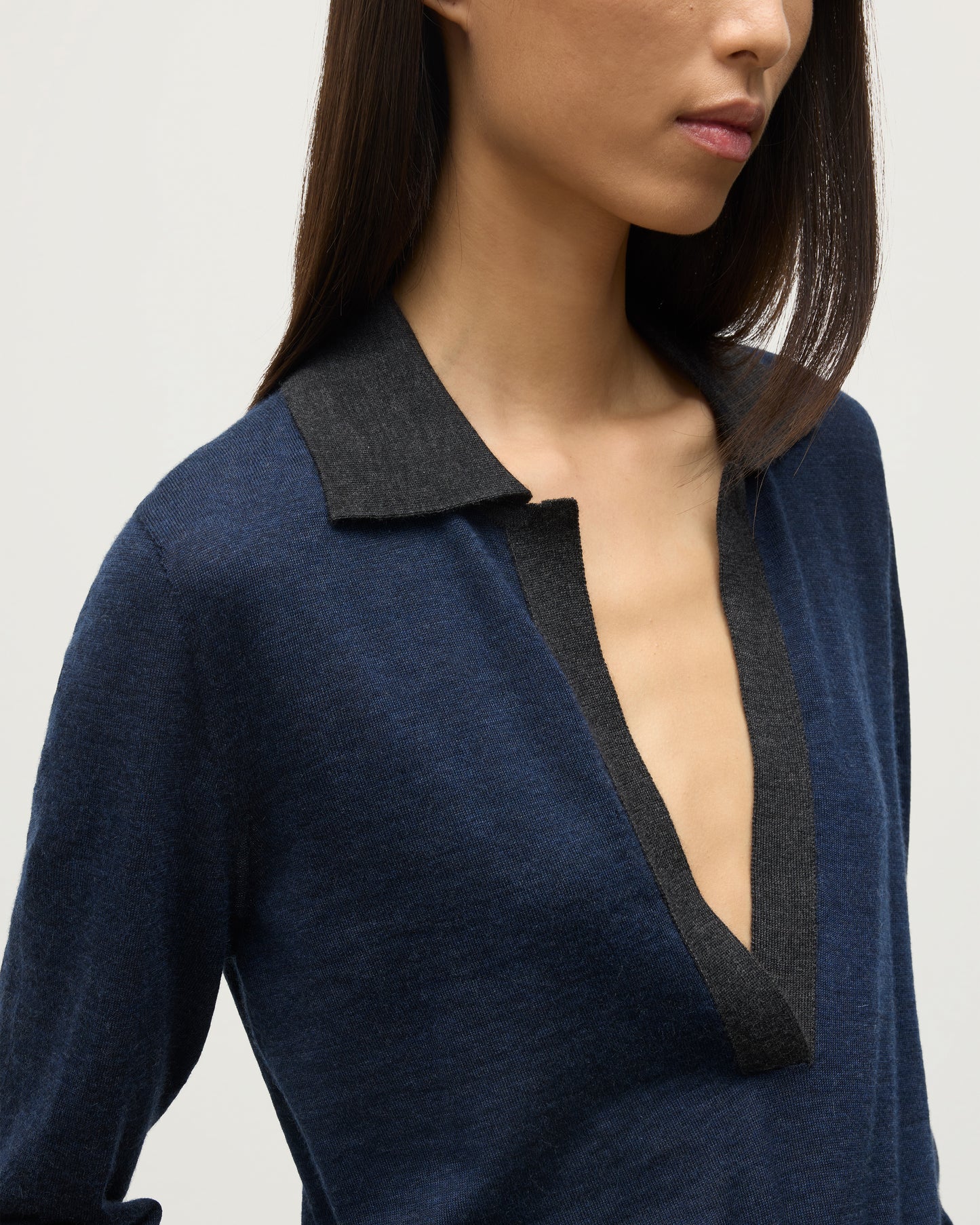 MODEL WEARS JOHNSTONS OF ELGIN WOMENS DEE SHIRT NAVY & GREY 100% SUPERFINE CASHMERE  KAI05713Q25962