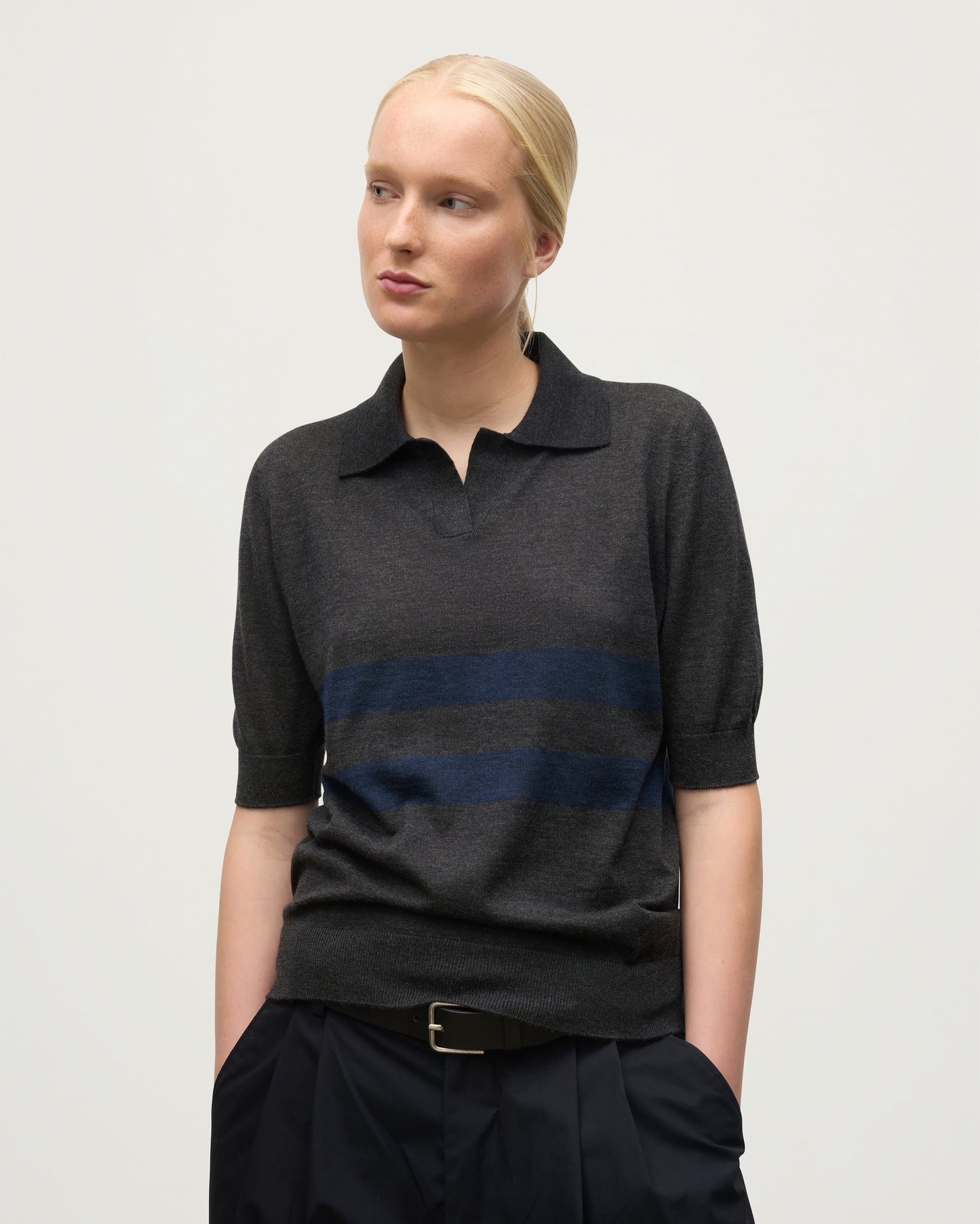 MODEL WEARS JOHNSTONS OF ELGIN WOMENS COIRA SHORT SLEEVE SHIRT GREY & NAVY 100% SUPERFINE CASHMERE KAI05714Q25955