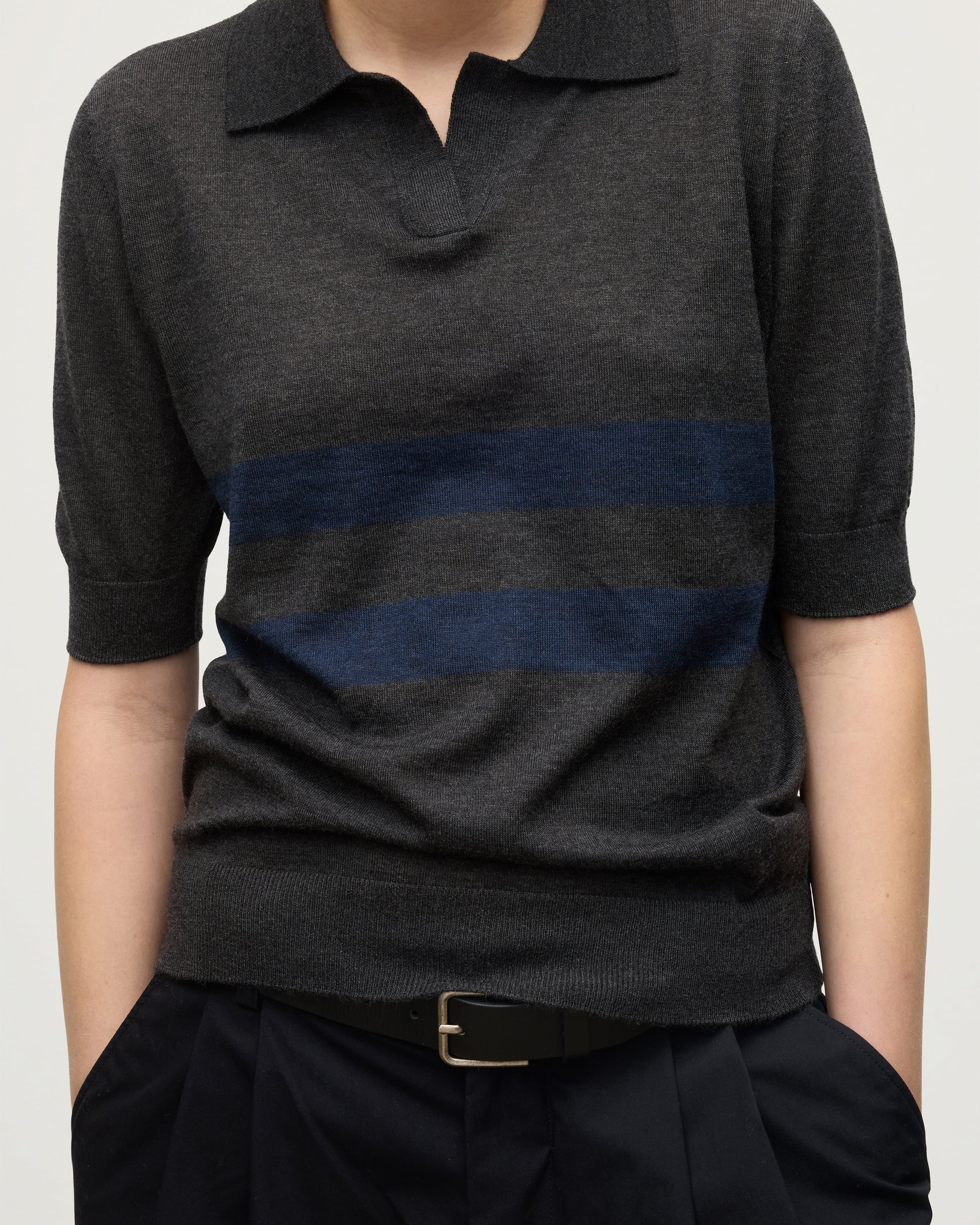 MODEL WEARS JOHNSTONS OF ELGIN WOMENS COIRA SHORT SLEEVE SHIRT GREY & NAVY 100% SUPERFINE CASHMERE KAI05714Q25955