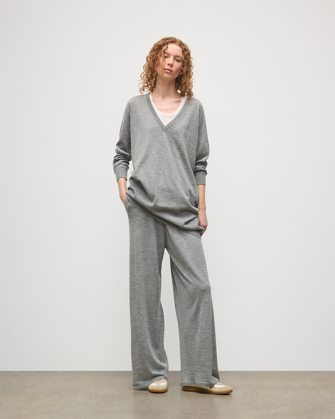 JOHNSTONS OF ELGIN WOMENS ELISE VEE SWEATER GREY 100% SUPERFINE CASHMERE WITH MATCHING TROUSERS KAI05715HA4253