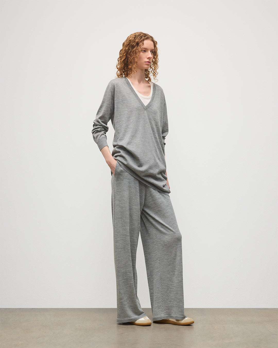 JOHNSTONS OF ELGIN WOMENS ELISE VEE SWEATER GREY 100% SUPERFINE CASHMERE WITH MATCHING TROUSERS KAI05715HA4253