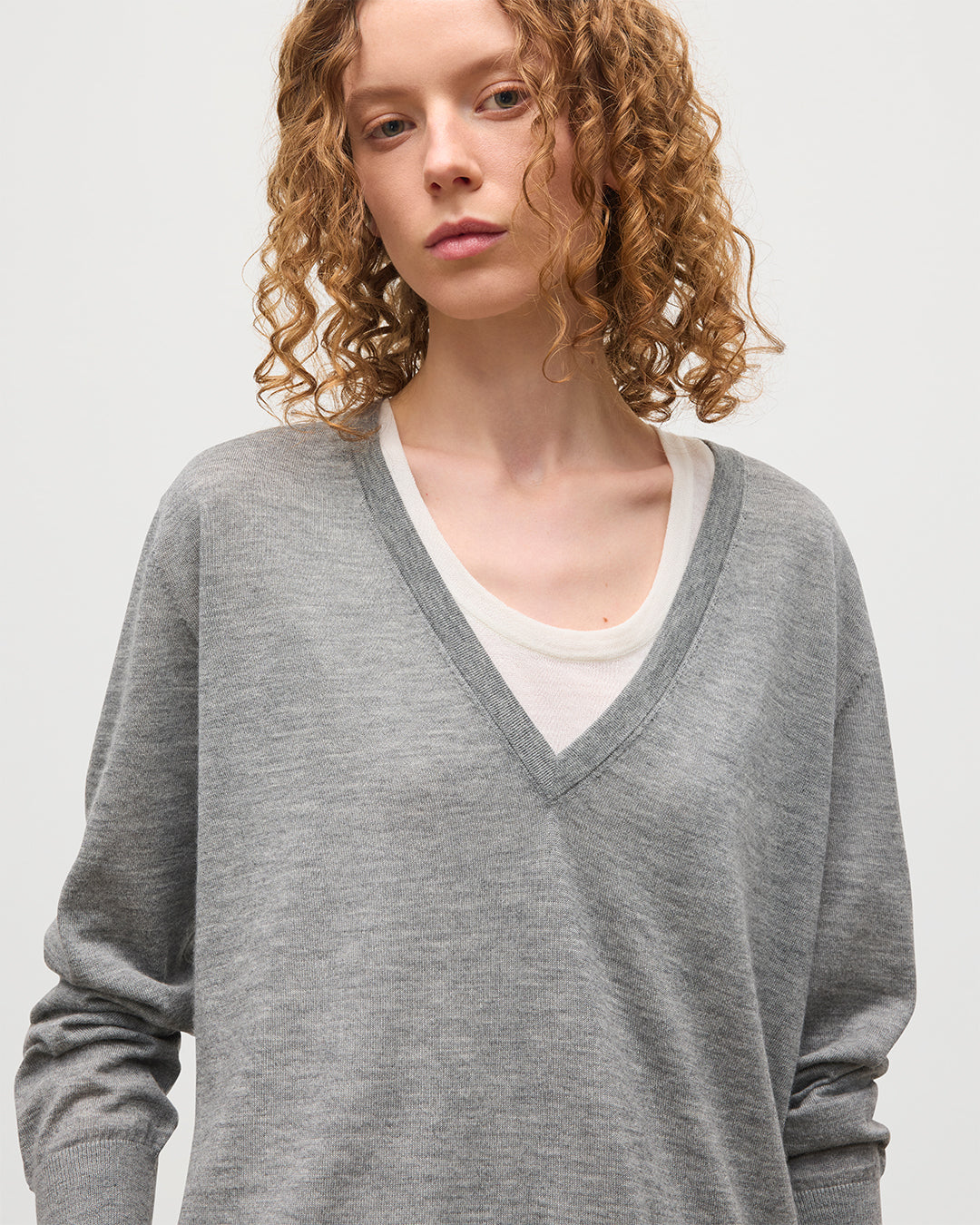 JOHNSTONS OF ELGIN WOMENS ELISE VEE SWEATER GREY 100% SUPERFINE CASHMERE WITH MATCHING TROUSERS KAI05715HA4253