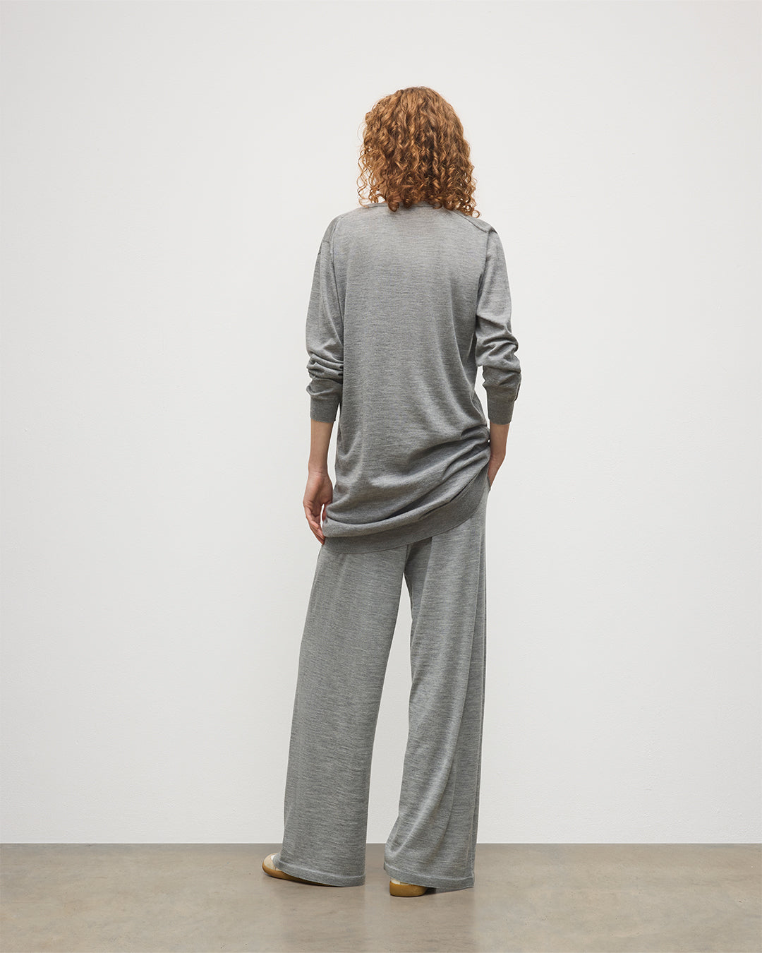 JOHNSTONS OF ELGIN WOMENS ELISE VEE SWEATER GREY 100% SUPERFINE CASHMERE WITH MATCHING TROUSERS KAI05715HA4253