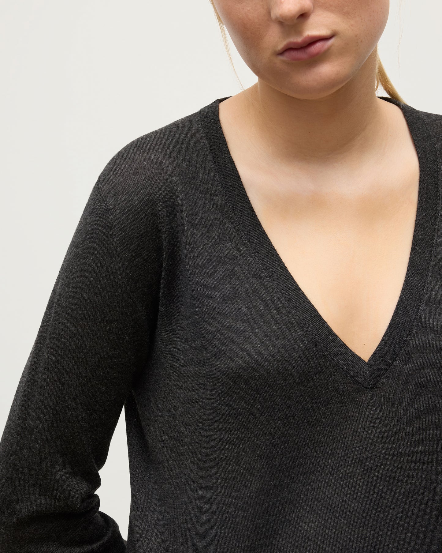 MODEL WEARING JOHNSTONS OF ELGIN WOMENS ELISE VEE SWEATER GREY 100% SUPERFINE CASHMERE KAI05715HA7218