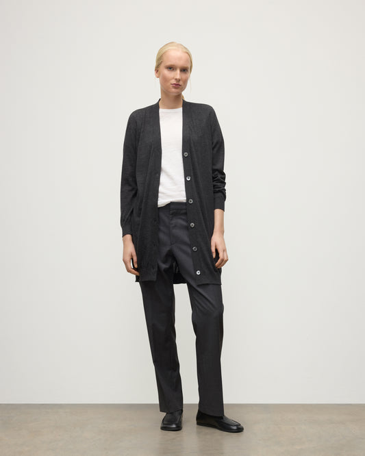 MODEL WEARS JOHNSTONS OF ELGIN WOMENS ELISE VEE CARDIGAN GREY 100% SUPERFINE CASHMERE KAI05716HA7218