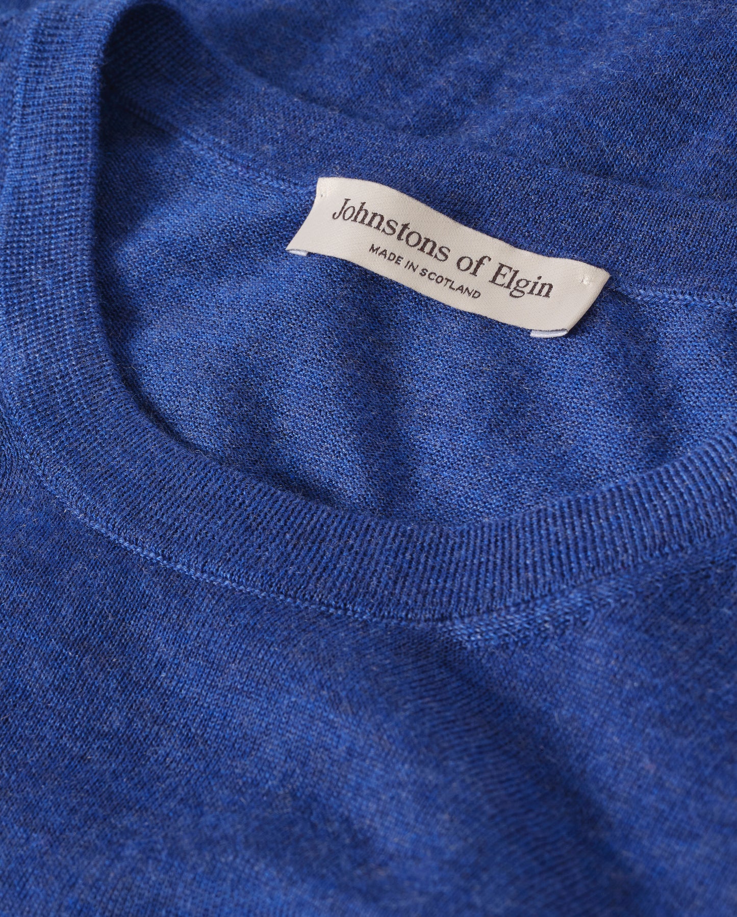 JOHNSTONS OF ELGIN FIN CREW SUPERFINE CASHMERE CREW NECK SWEATER - 3 PLY BLUE 100% CASHMERE KAI05717HD4509