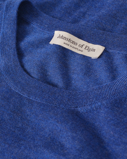 JOHNSTONS OF ELGIN FIN CREW SUPERFINE CASHMERE CREW NECK SWEATER - 3 PLY BLUE 100% CASHMERE KAI05717HD4509