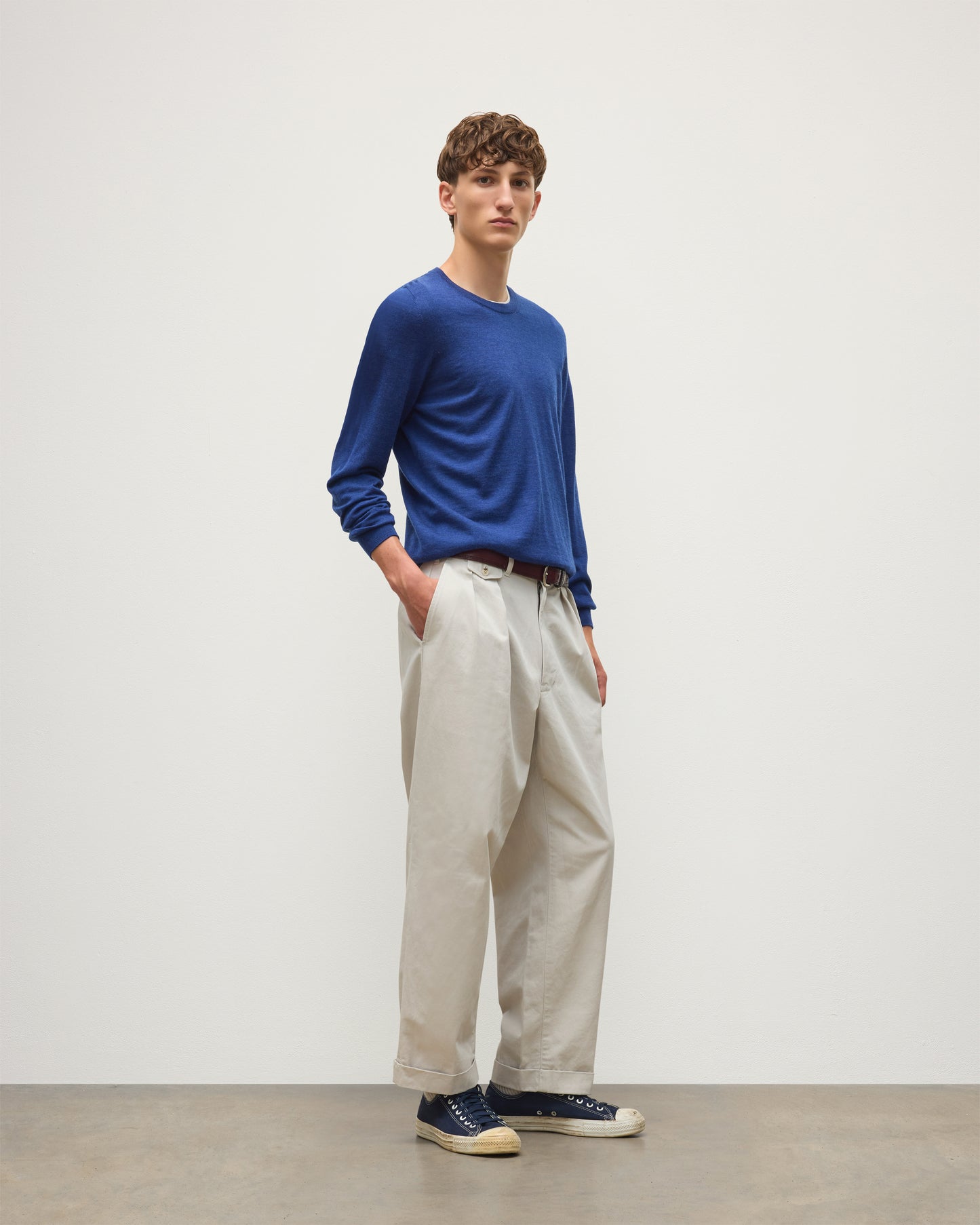 JOHNSTONS OF ELGIN FIN CREW SUPERFINE CASHMERE CREW NECK SWEATER - 3 PLY BLUE 100% CASHMERE KAI05717HD4509