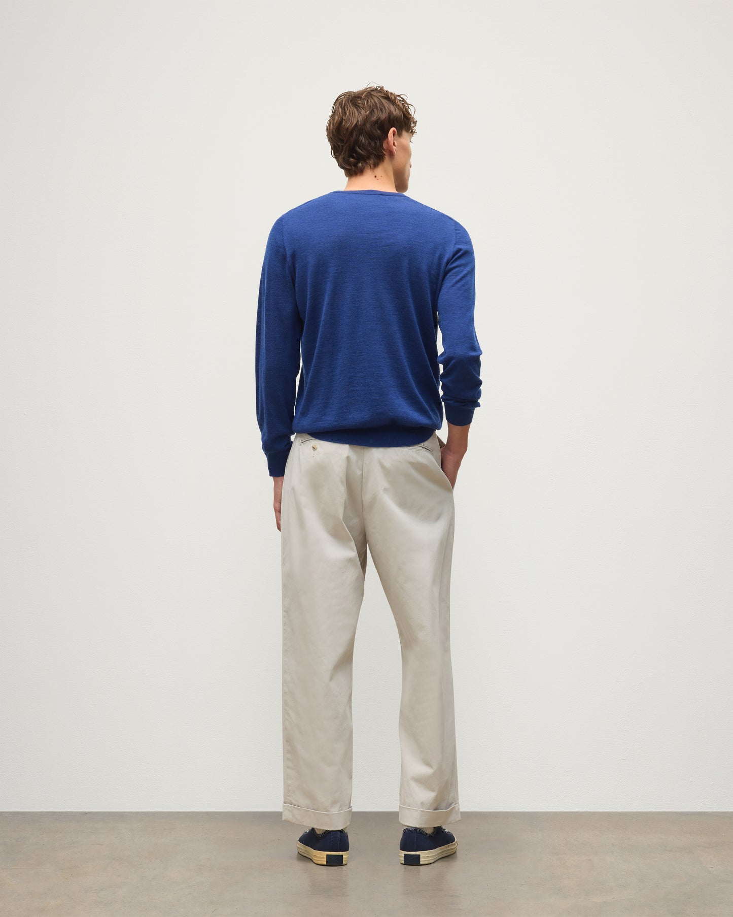 JOHNSTONS OF ELGIN FIN CREW SUPERFINE CASHMERE CREW NECK SWEATER - 3 PLY BLUE 100% CASHMERE KAI05717HD4509