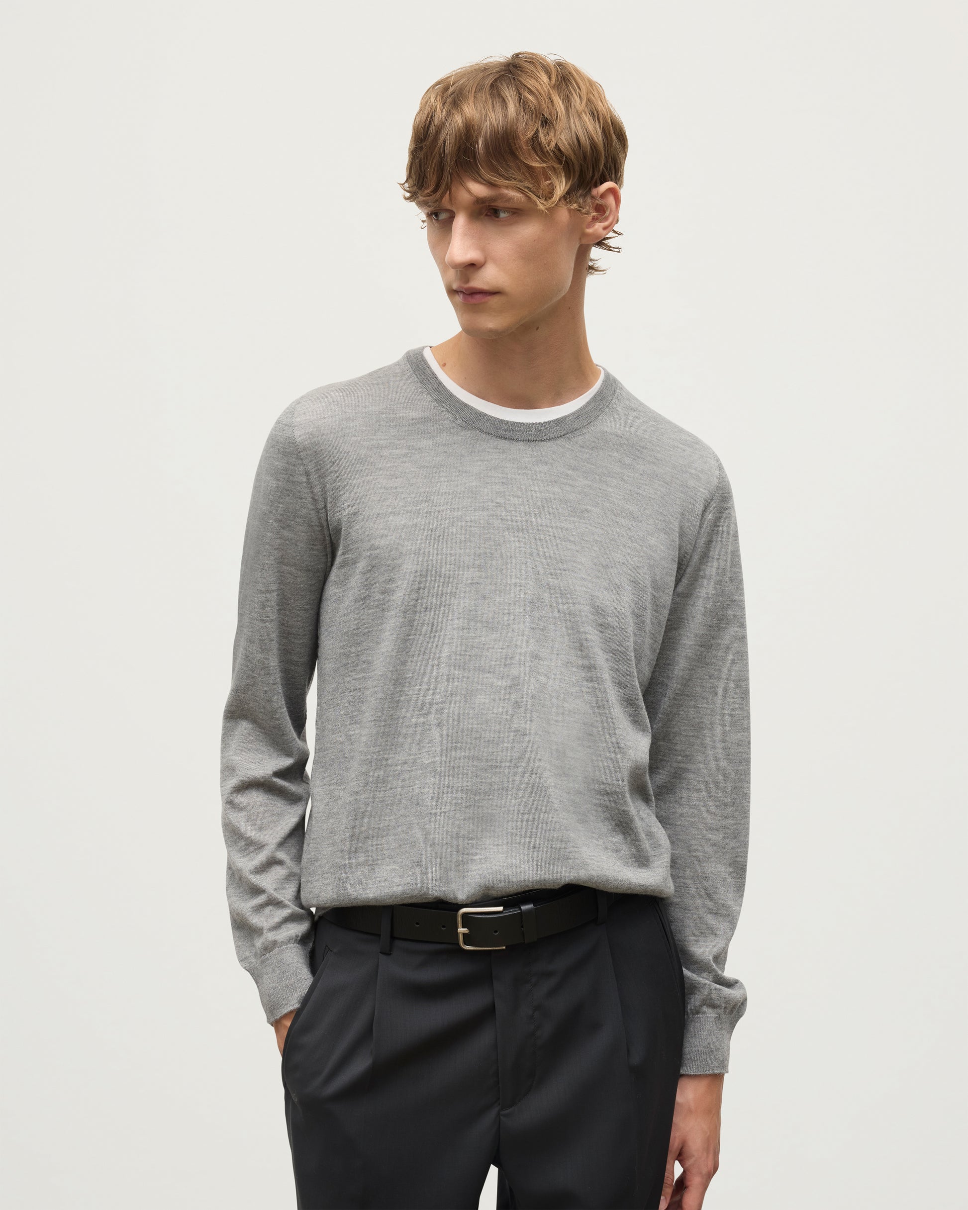 MODEL WEARS JOHNSTONS OF ELGIN MENS FIN SUPERFINE CREW GREY 100% SUPERFINE CASHMERE KAI05717HA4253