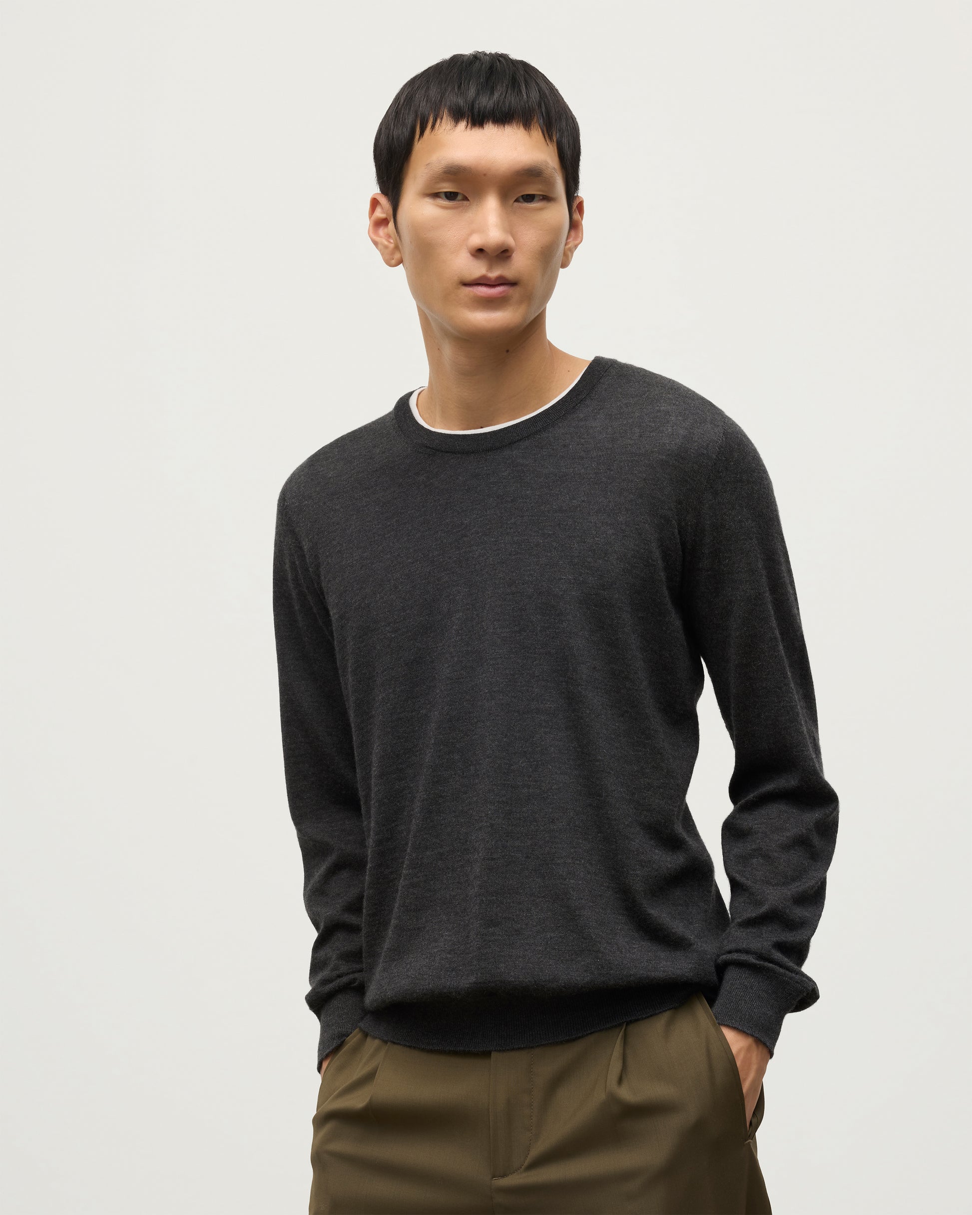 MODEL WEARS JOHNSTONS OF ELGIN MENS FIN SUPERFINE CREW GREY 100% SUPERFINE CASHMERE KAI05717HA7218