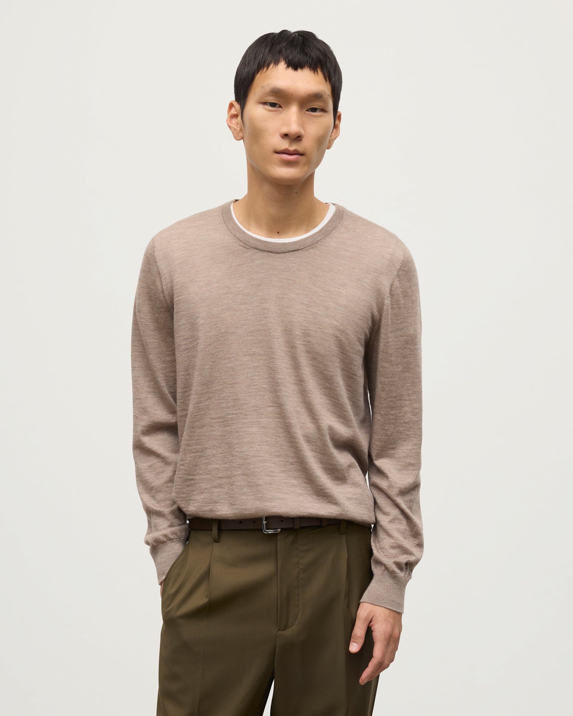 MODEL WEARS JOHNSTONS OF ELGIN MENS FIN SUPERFINE CREW LIGHT BROWN 100% SUPERFINE CASHMERE KAI05717HB0273