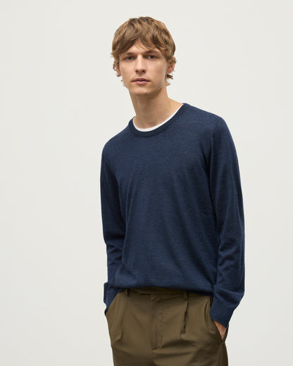 MODEL WEARING JOHNSTONS OF ELGIN MENS FIN SUPERFINE CREW NAVY 100% SUPERFINE CASHMERE KAI05717HD7350