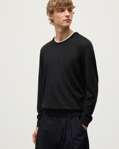 MODEL WEARS JOHNSTONS OF ELGIN MENS FIN SUPERFINE CREW BLACK 100% SUPERFINE CASHMERE KAI05717SA7146