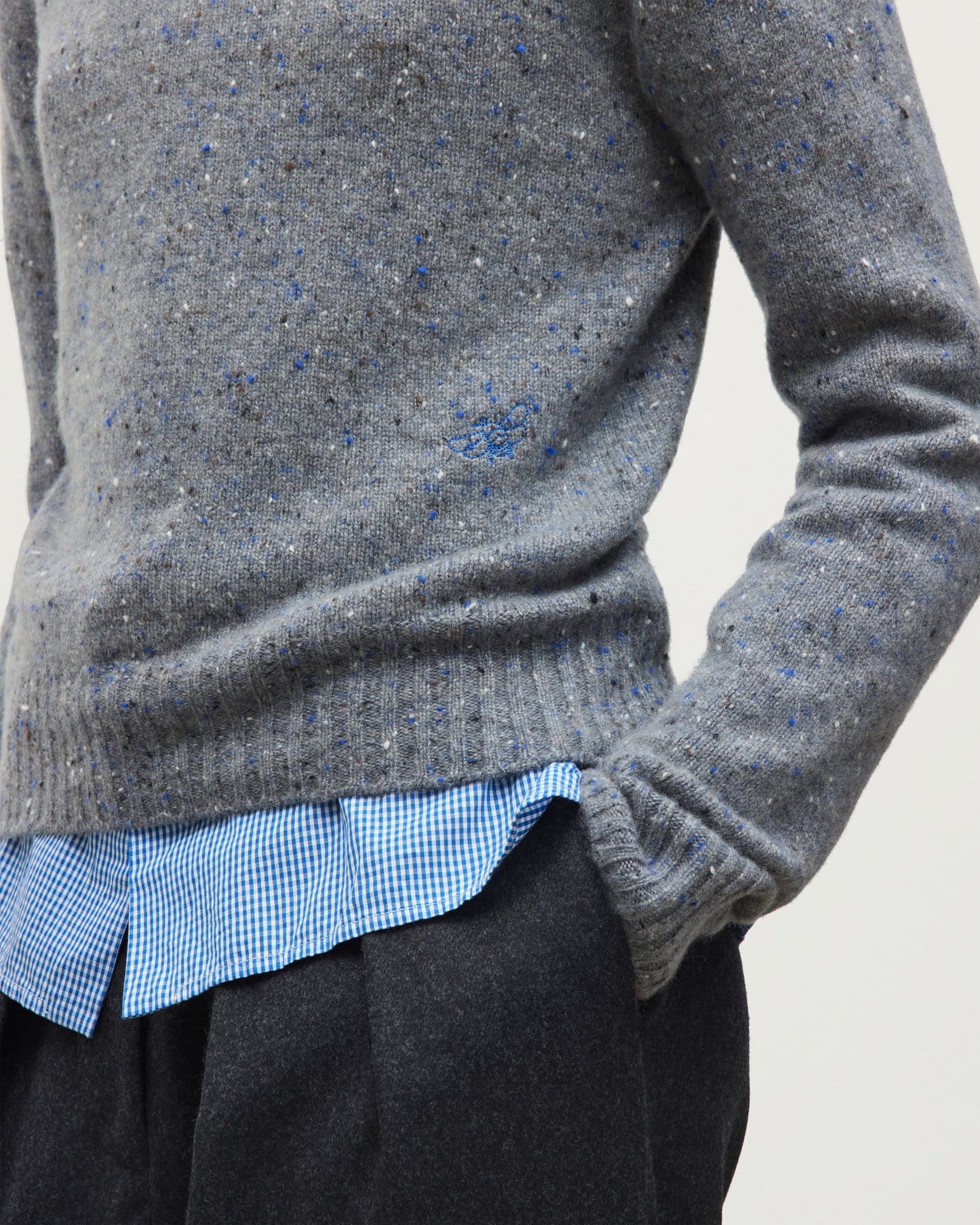 JOHNSTONS OF ELGIN CAIRN CREW SWEATER DONEGAL CASHMERE ROUND NECK SWEATER GREY 100% CASHMERE KAI05719HA4270