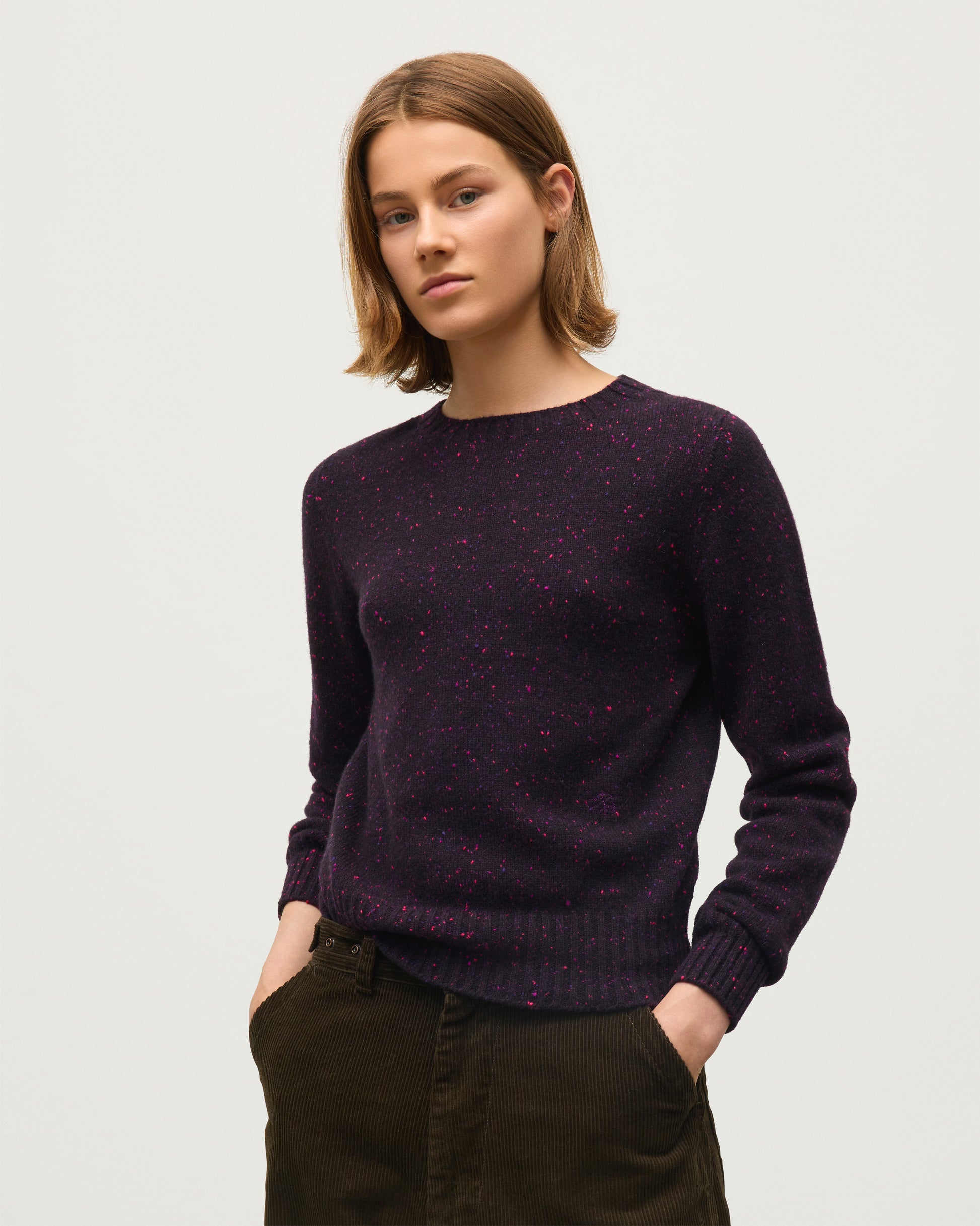 JOHNSTONS OF ELGIN CAIRN CREW SWEATER DONEGAL CASHMERE ROUND NECK SWEATER DARK PURPLE 100% CASHMERE KAI05719HD7360