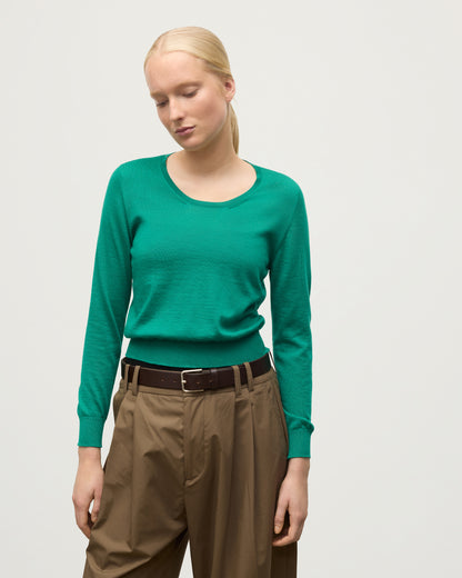 MODEL WEARS JOHNSTONS OF ELGIN WOMENS ELLA SCOOP SWEATER GREEN 100% SUPERFINE CASHMERE KAI05723SC4714