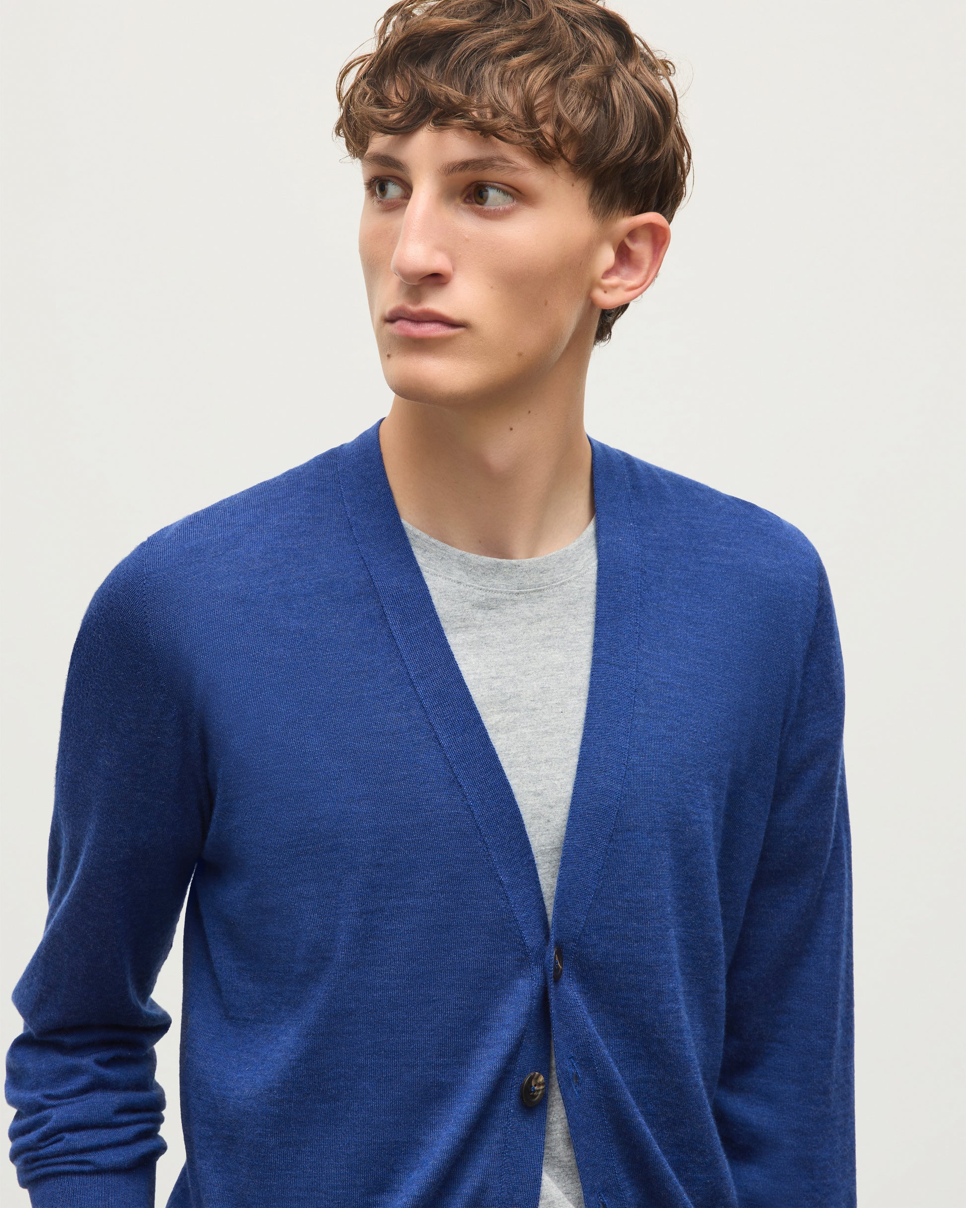 JOHNSTONS OF ELGIN FORSYTH CARDIGAN SUPERFINE CASHMERE VEE NECK CARDIGAN - 3 PLY BLUE 100% CASHMERE WITH HELMINA BLUE SCARF KAI05740HD4509