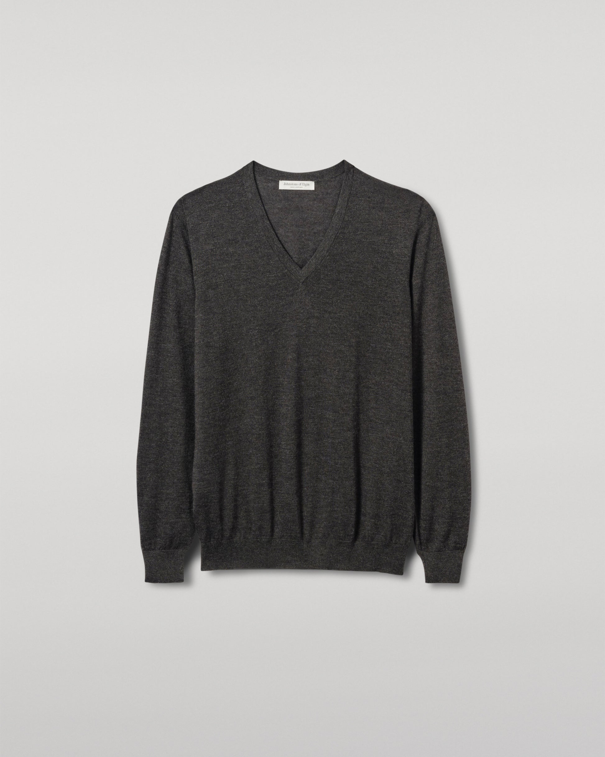 MENS FIN SUPERFINE VEE NECK GREY 100% SUPERFINE CASHMERE BY JOHNSTONS OF ELGIN KAI05744HA7218