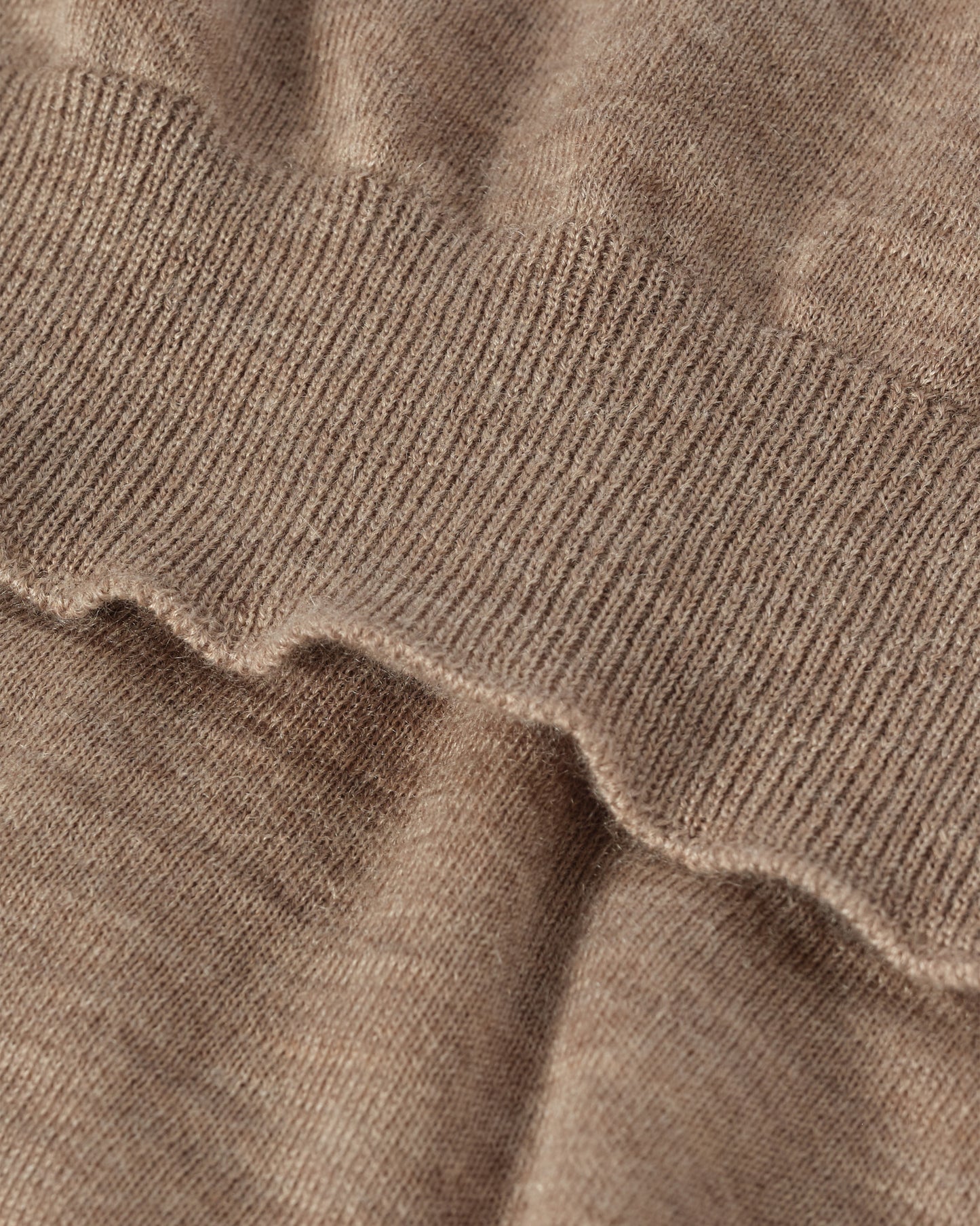 MENS FIN SUPERFINE VEE NECK LIGHT BROWN 100% SUPERFINE CASHMERE BY JOHNSTONS OF ELGIN KAI05744HB0273