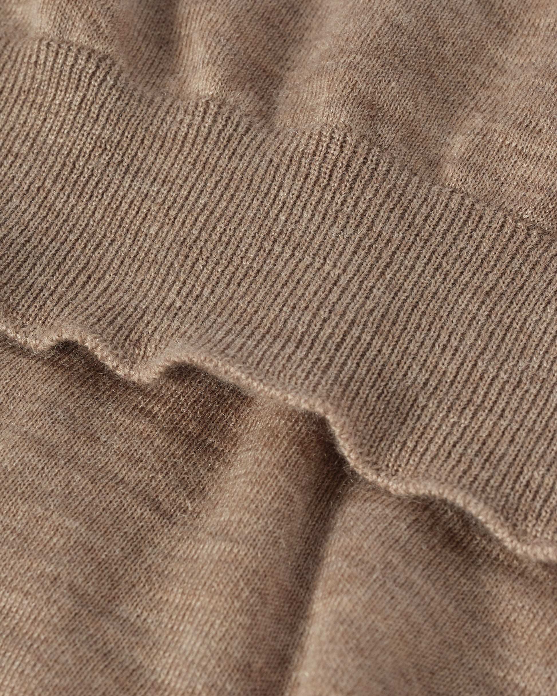 MENS FIN SUPERFINE VEE NECK LIGHT BROWN 100% SUPERFINE CASHMERE BY JOHNSTONS OF ELGIN KAI05744HB0273