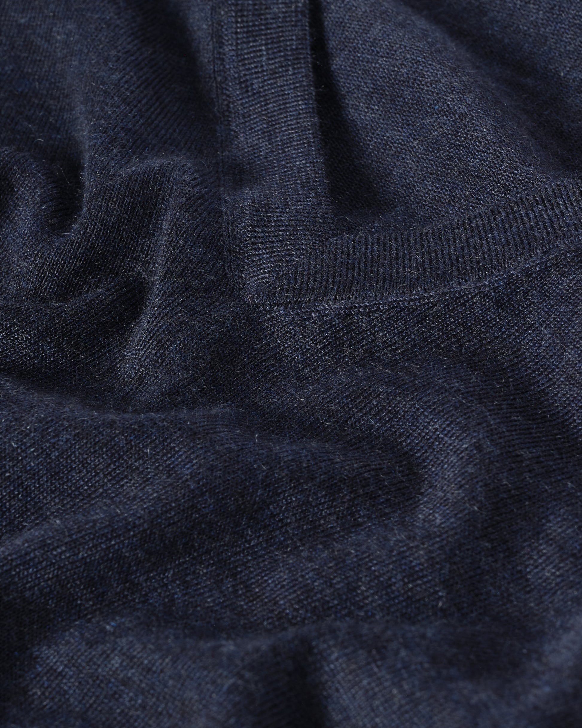 MENS FIN SUPERFINE VEE NECK NAVY 100% SUPERFINE CASHMERE BY JOHNSTONS OF ELGIN KAI05744HD7350