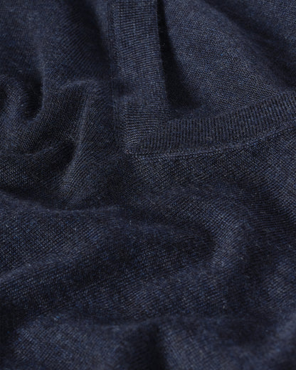 MENS FIN SUPERFINE VEE NECK NAVY 100% SUPERFINE CASHMERE BY JOHNSTONS OF ELGIN KAI05744HD7350