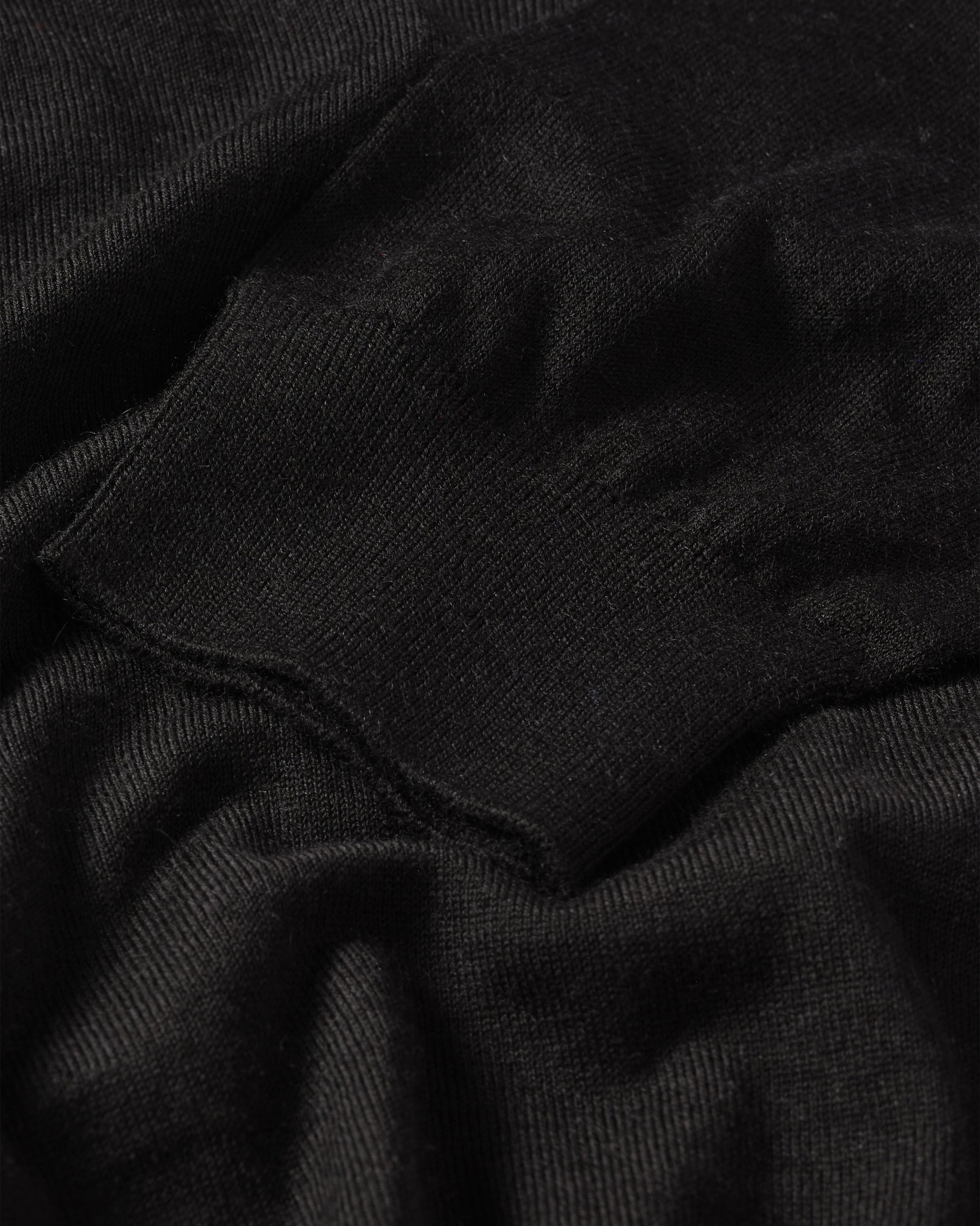 MENS FIN SUPERFINE VEE NECK BLACK 100% SUPERFINE CASHMERE BY JOHNSTONS OF ELGIN KAI05744SA7146