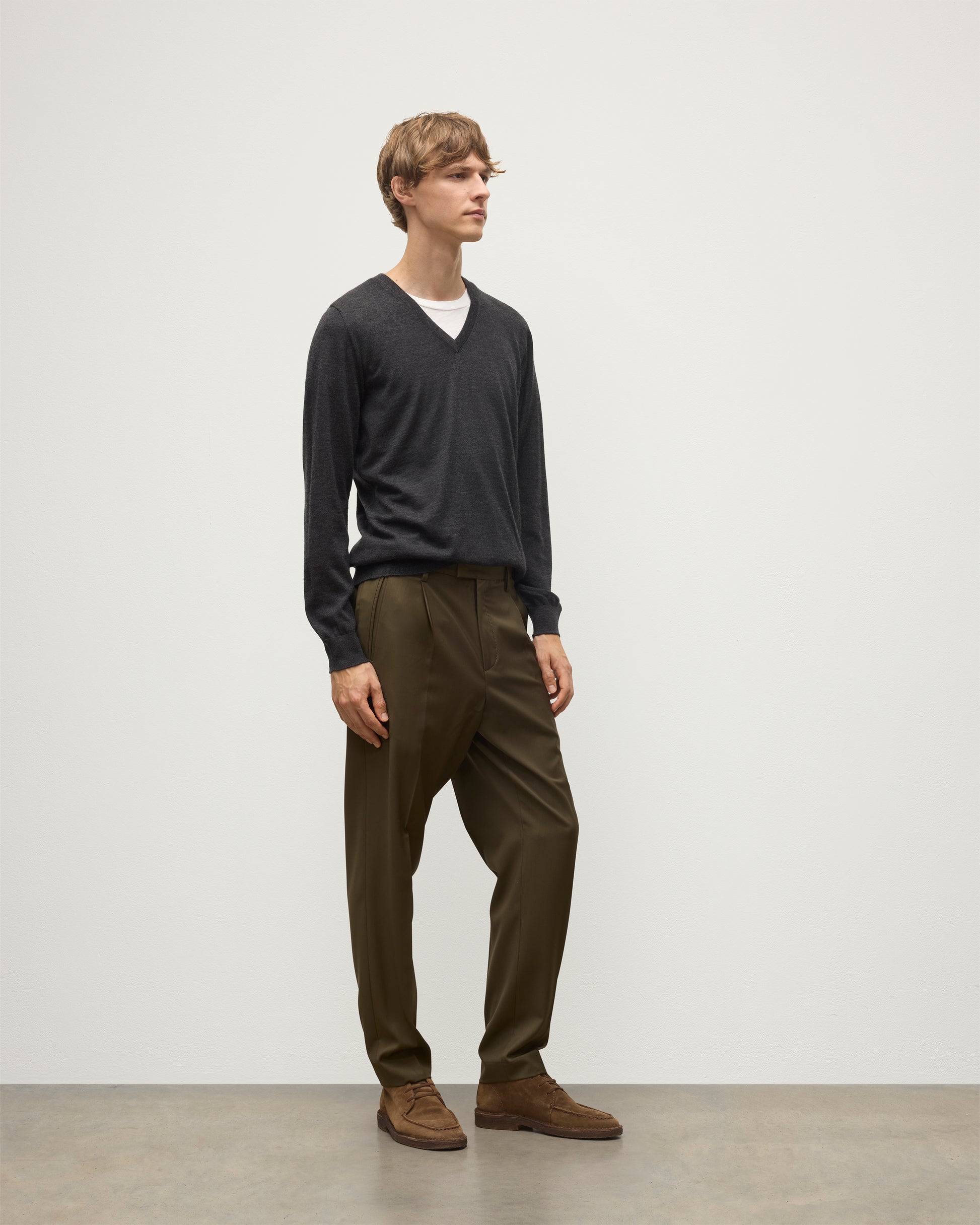  MENS FIN SUPERFINE VEE NECK GREY 100% SUPERFINE CASHMERE BY JOHNSTONS OF ELGIN, WORN OVER A WHITE T-SHIRT WITH OLIVE GREEN TROUSERS KAI05744HA7218