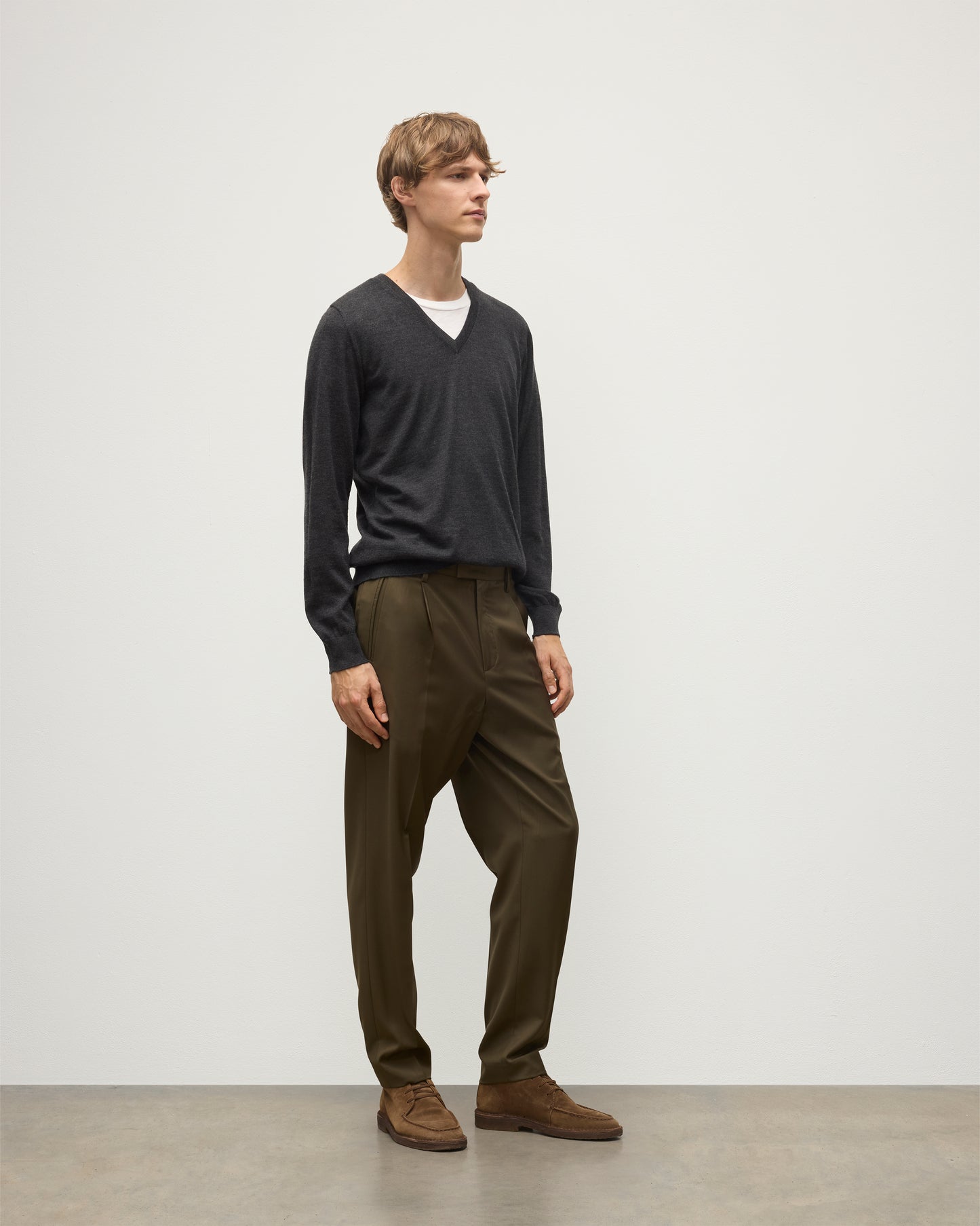  MENS FIN SUPERFINE VEE NECK GREY 100% SUPERFINE CASHMERE BY JOHNSTONS OF ELGIN, WORN OVER A WHITE T-SHIRT WITH OLIVE GREEN TROUSERS KAI05744HA7218