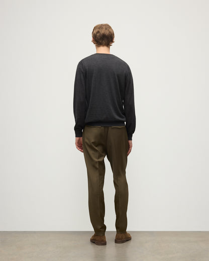  MENS FIN SUPERFINE VEE NECK GREY 100% SUPERFINE CASHMERE BY JOHNSTONS OF ELGIN, WORN OVER A WHITE T-SHIRT WITH OLIVE GREEN TROUSERS KAI05744HA7218